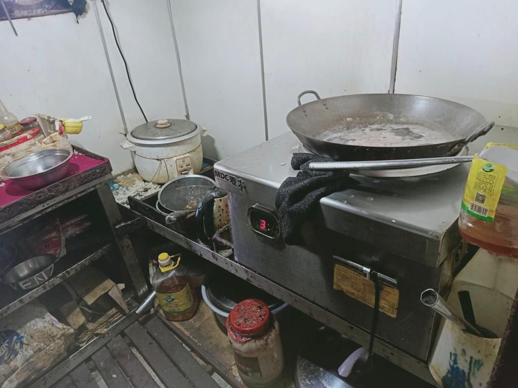 Dapur di kapal ikan Lu Rong Yuan Yu 211 tempat Muhammad Syafi'í mengalami kecelakaan kerja.