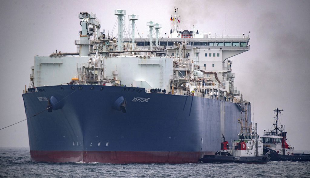 Tanker Neptune mendekati pelabuhan Mukran, Jerman pada 23 November 2022. Jerman akan menjadikan tanker itu sebagai terminal terapung untuk menerima gas impor dari negara selain Rusia. 