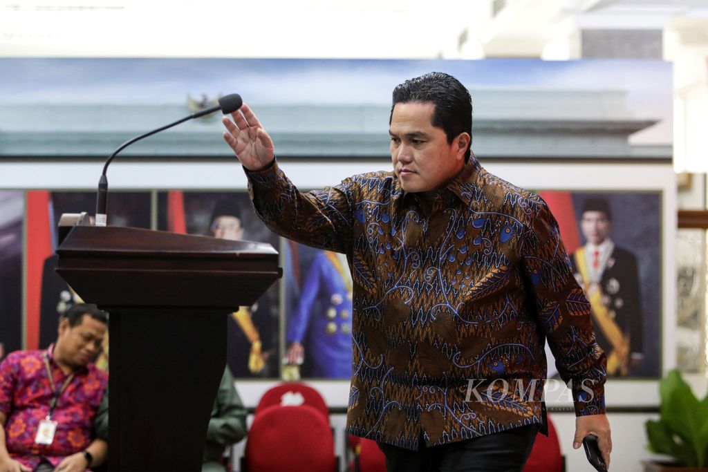 Ketua Umum PSSI Erick Thohir bersiap memberikan keterangan terkait pertemuannya dengan Presiden Joko Widodo di Istana Kepresidenan, Jakarta, Jumat (31/3/2023). 