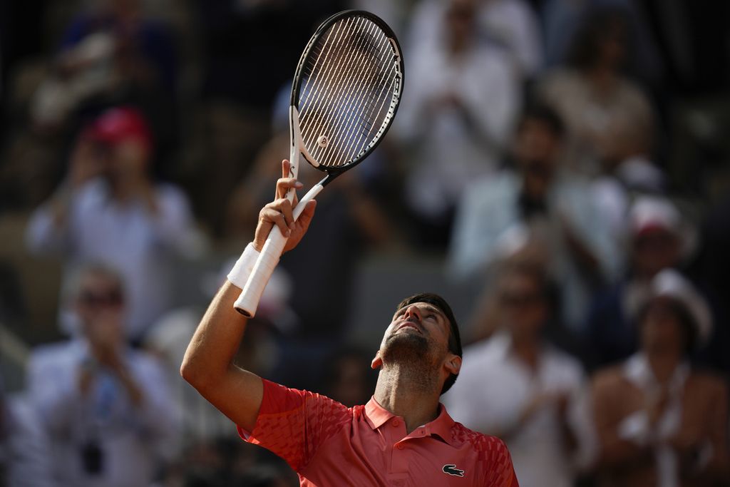 Petenis Serbia, Novak Djokovic, merayakan kemenangannya atas Carlos Alcaraz (Spanyol) pada babak semifinal tunggal putra Perancis Terbuka 2023 di Stadion Roland Garros, Paris, Perancis, Jumat (9/6/2023) waktu setempat. Djokovic menang, 6-3, 5-7, 6-1, 6-1.