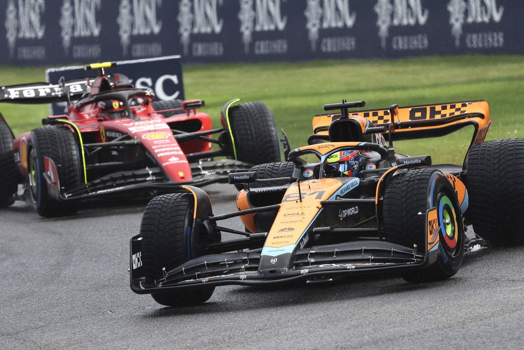 Pebalap tim McLaren Oscar Piastri (kanan) memacu mobilnya pada balapan sprint dalam ajang F1 seri Belgia di Sirkuit Spa-Francorchamps, Spa, Belgia, pada Sabtu (29/7/2023). Piastri finis di posisi kedua pada balapan itu.