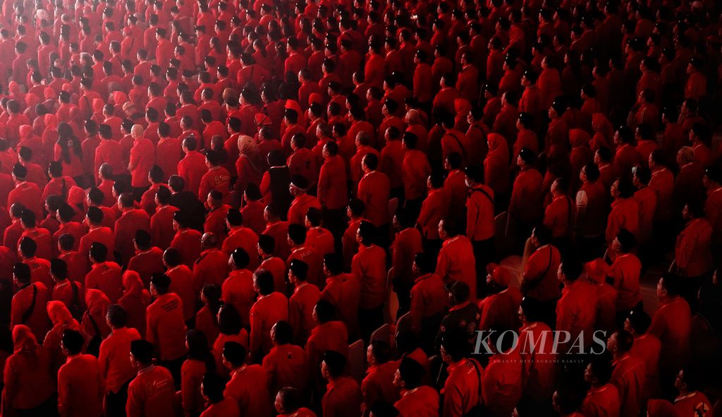 Suasana saat para kader partai mendengarkan Ketua Umum PDI-P Megawati Soekarnoputri menyampaikan pidato pada pembukaan Rakernas V PDI-P di Beach City International Jakarta, Ancol, Jakarta, Jumat (24/5/2024).