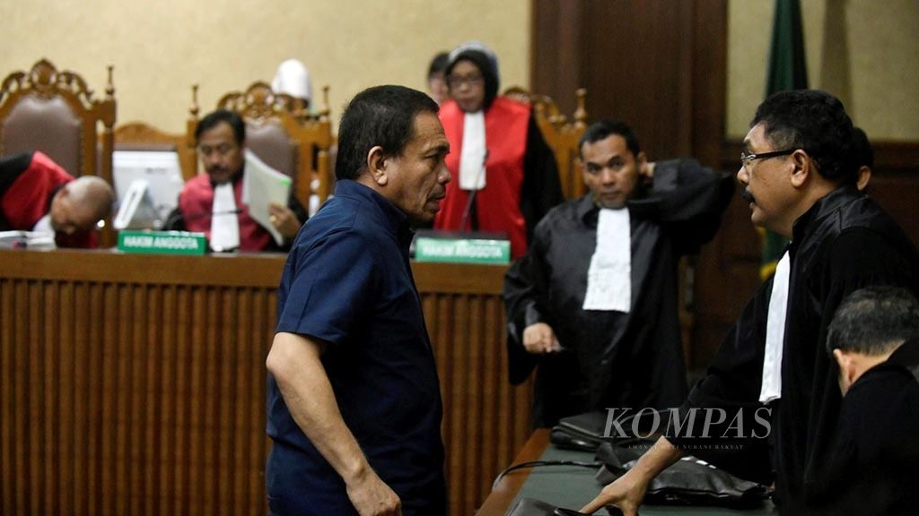 Terdakwa Gubernur Aceh nonaktif Irwandi Yusuf berdiskusi dengan penasihat hukum saat mengikuti sidang dengan agenda pembacaan tuntutan di Pengadilan Tindak Pidana Korupsi Jakarta, Senin (25/3/2019). 