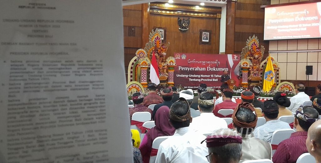 Bali memiliki undang-undang, yang spesifik, dengan disahkannya Undang-Undang Nomor 15 Tahun 2023 tentang Provinsi Bali. Gubernur Bali Wayan Koster (tengah, berdiri) memberikan sambutan serangkaian acara penyerahan dokumen UU Nomor 15 Tahun 2023 tentang Provinsi Bali dari Komisi II DPR kepada Pemprov Bali di Gedung Wiswa Sabha Kantor Gubernur Bali di Kota Denpasar, Minggu (23/7/2023).