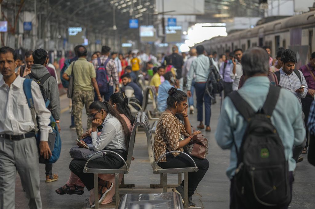 Para pekerja India menunggu kereta di Stasiun Mumbai, India, 31 Januari 2024. 