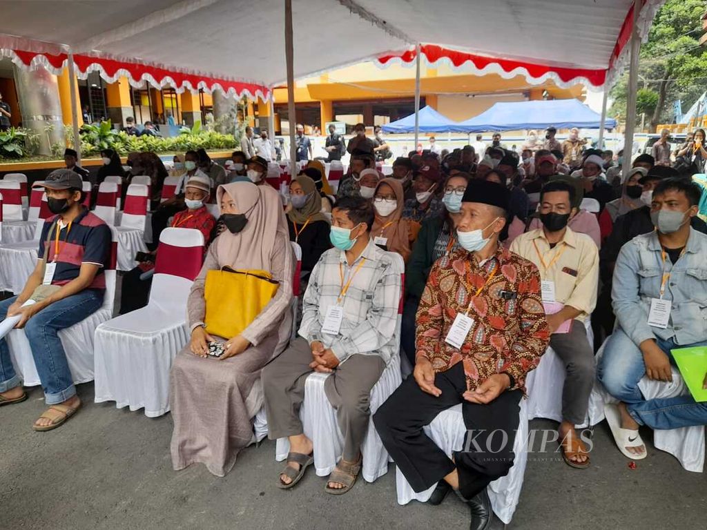 Keluarga korban tragedi kanjuruhan menanti kedatangan Presiden Joko Widodo di halaman IGD RSUD Saiful Anwar, Rabu (5/10/2022).