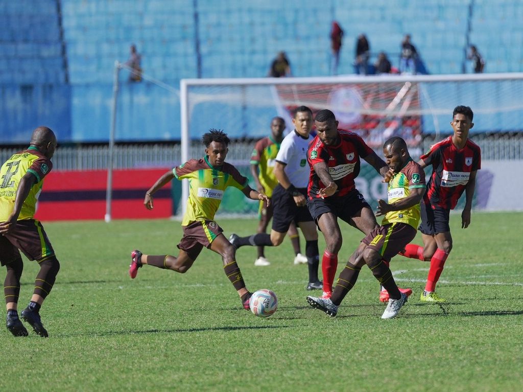 Persipura Jayapura menumbangkan Persewar Waropen, 2-0, di pekan ke-11 babak Grup IV Liga 2 2023/2024 di Stadion Mandala, Jayapura, Papua, Senin (4/12/2023).