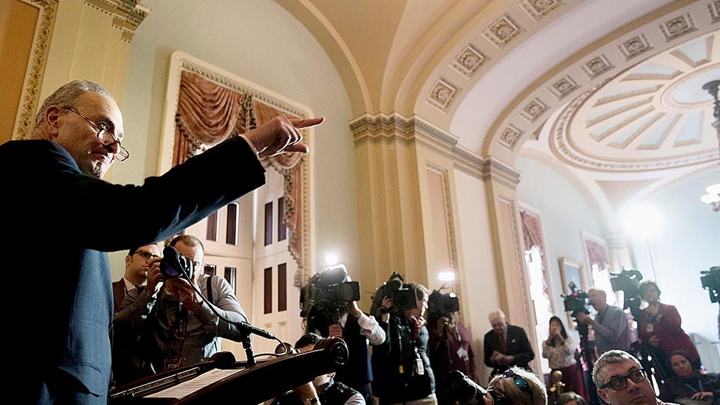 Pemimpin minoritas Senat, Chuck Schumer (kiri), yang berasal dari Demokrat menyampaikan keterangan di hadapan wartawan di Capitol Hill, Washington, Amerika Serikat, Selasa (19/12). Kubu Republik, Rabu, berhasil meloloskan undang-undang baru yang akan mengurangi pajak para pengusaha. 
