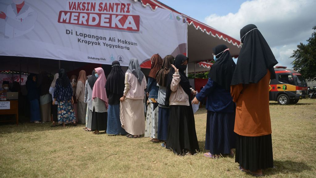 Santri antre mengikuti vaksinasi Covid-19 massal di kompleks Pondok Pesantren Krapyak Yayasan Ali Maksum, Desa Panggungharjo, Sewon, Bantul, DI Yogyakarta, Minggu (22/8/2021). 