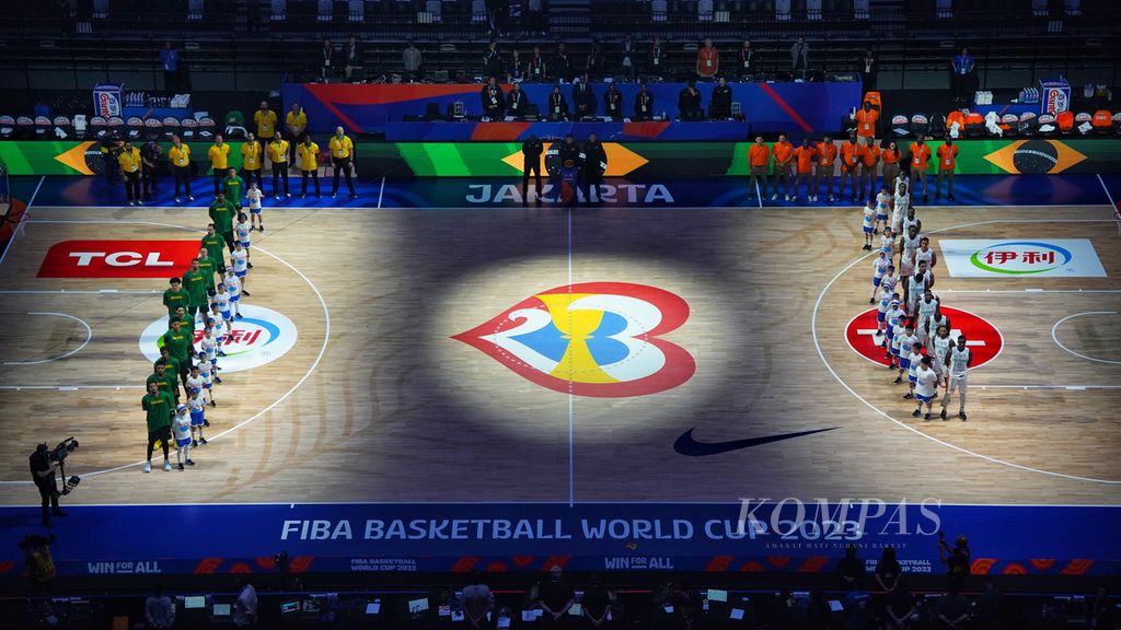 Tim bola basket Brasil (kiri) dan Pantai Gading masuk lapangan jelang laga terakhir Grup G Piala Dunia FIBA 2023 di Stadion Indonesia Arena, Jakarta, Rabu (30/8/2023). Brasil mengalahkan Pantai Gading, 89-77, dan mendampingi Spanyol ke babak kedua. 