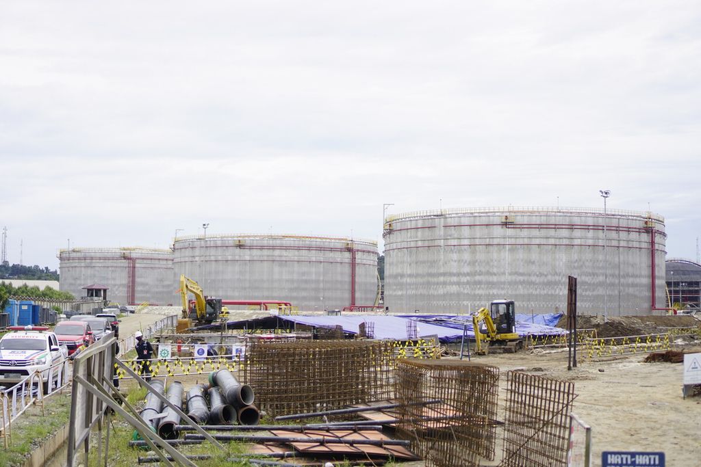 Kilang minyak yang dibangun berjejer di salah satu sudut lokasi pembangunan program pengembangan kilang minyak atau refinery development master plan (RDMP) Pertamina Refinery Unit V Balikpapan, Kalimantan Timur, Sabtu (8/1/2022).