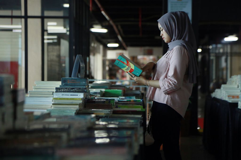 Pengunjung melihat koleksi buku di JakBook Festival 2022 di Pasar Kenari, Senen, Jakarta Pusat, Kamis (01/12/2022). Membaca buku merupakan salah satu sarana untuk menambah pengetahuan dan mengembangkan diri.