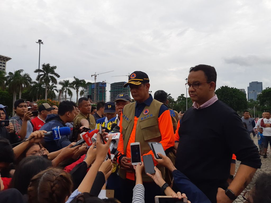 Gubernur DKI Jakarta Anies Baswedan usai tinjau banjir dengan helikopter di Lapangan Monumen Nasional, Rabu (1/1/2020).