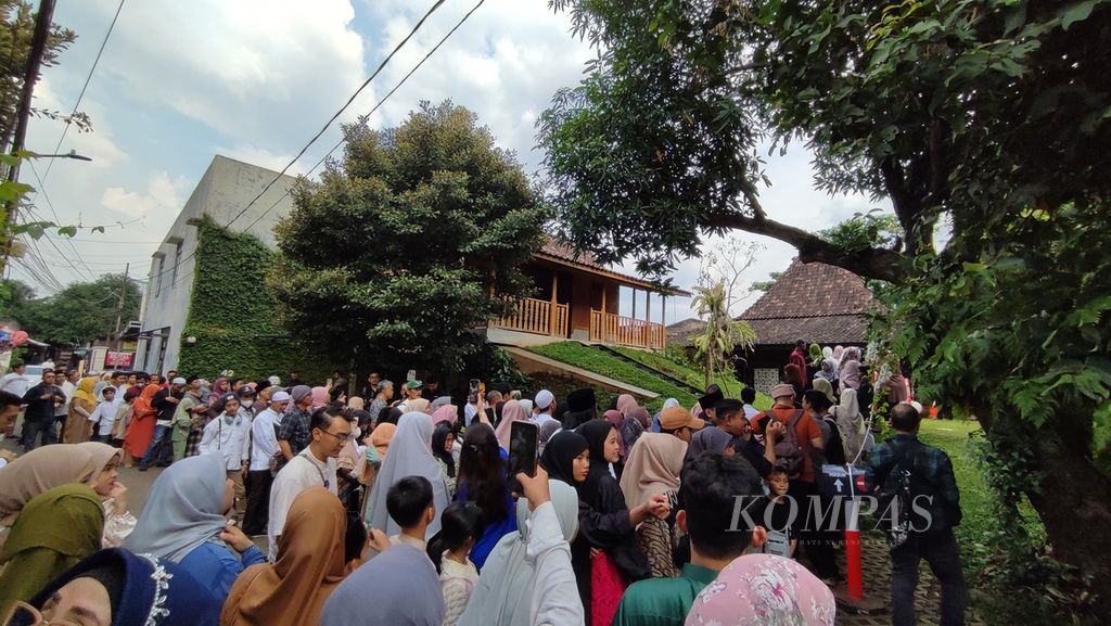Masyarakat antre untuk masuk rumah Anies Baswedan di kawasan Lebak Bulus, Jakarta Selatan, Rabu (10/4/2024). Anies mengadakan <i>open house</i> yang terbuka bagi masyarakat umum.