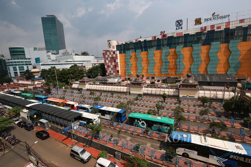 Deretan bus Transjakarta di terminal bus Blok M, Jakarta Selatan, Senin (12/9/2022). PT Transportasi Jakarta (Transjakarta) memperpanjang jam operasional menjadi 24 jam di 13 koridor mulai Senin (12/9/2022).