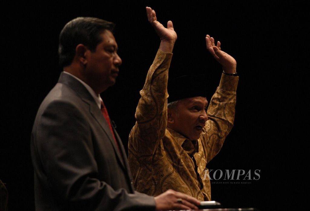 Presidential candidate from Partai Amanat Nasional (PAN) Amien Rais (right) raises both his hands accompanied by presidential candidate from Partai Demokrat Susilo Bambang Yudhoyono (left) at the Vision and Cultural Strategy of Presidential Candidates 2004 event held by the Jakarta Arts Council and SCTV at Graha Bhakti Budaya, Taman Ismail Marzuki, Jakarta, on Monday (14/6). A similar presidential debate will be held by the General Elections Commission.