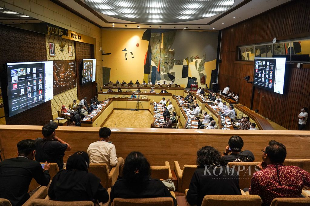 Suasana rapat dengar pendapat Komisi II DPR dengan pemerintah dan lembaga penyelenggara pemilu mengenai implikasi penyelenggaraan pemilu terkait pemekaran daerah otonom baru, Rabu (31/8/2022), di ruang rapat Komisi II DPR, Jakarta. 