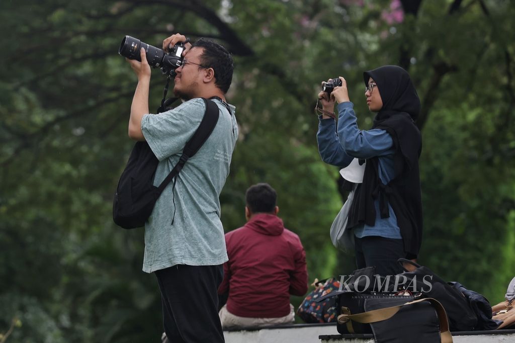 Warga memotret gedung-gedung di Taman Hutan Kota Gelora Bung Karno (GBK), Jakarta, Sabtu (16/3/2024). Taman Hutan Kota GBK bisa menjadi salah satu tempat warga untuk <i>ngabuburit</i> menunggu berbuka puasa.  