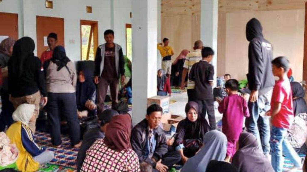 Para warga yang mengungsi karena terdampak bencana longsor di Desa Cibedug, Kabupaten Bandung Barat, Jawa Barat, Kamis (29/2/2024). Jumlah pengungsi mencapai 192 orang.