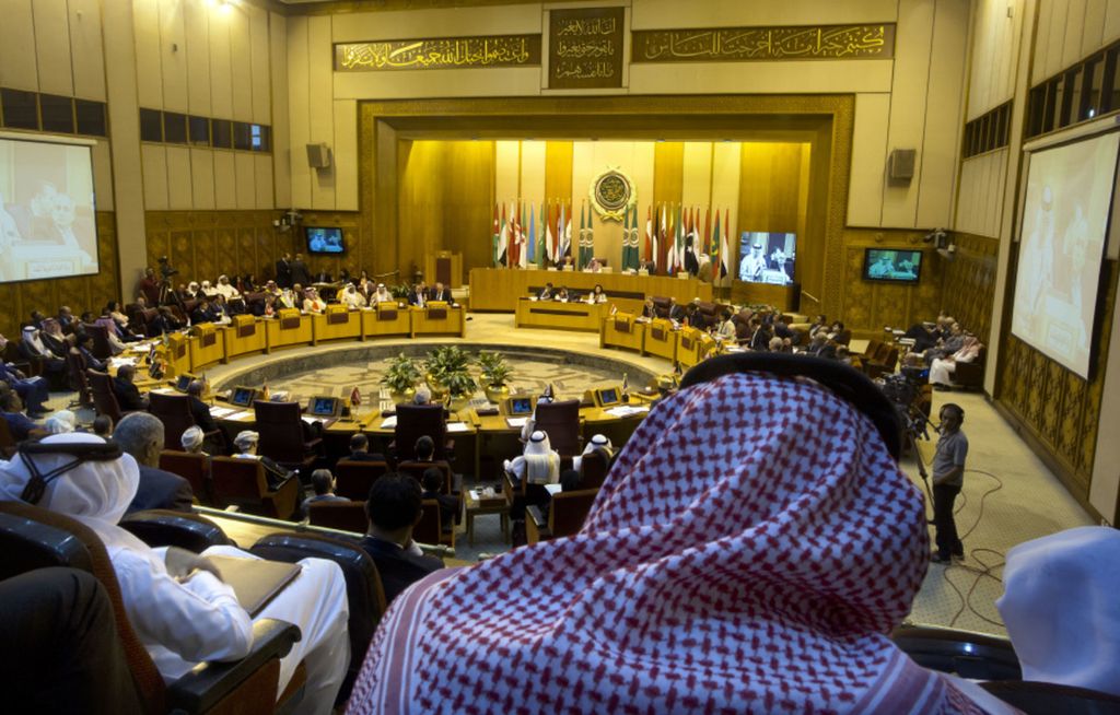 Delegasi menghadiri sidang menteri luar negeri negara-negara Arab di markas besar Liga Arab di Kairo, Mesir, 17 Mei 2018. 
