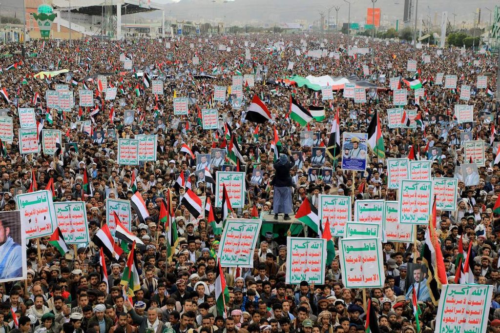 Warga Yaman berunjuk rasa di jalan-jalan kota Sanaa, Yaman, Jumat (29/12/2023), untuk mengungkapkan dukungan dan solidaritas kepada warga Palestina di Gaza. 