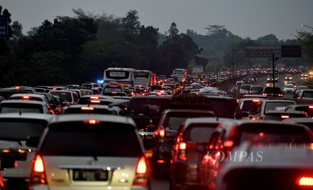 Kepadatan kendaraan yang mengarah ke Jakarta di Km 66 Jalan Tol Jakarta-Cikampek, Sabtu (8/6/2019). 