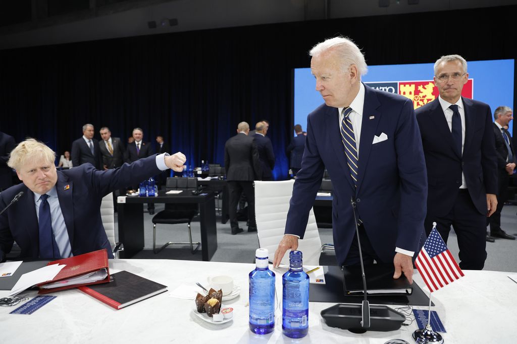 Perdana Menteri Inggri Boris Johnson (kiri) memperlihatkan gestur di dekat Presiden AS Joe Biden dan Sekretaris Jenderal NATO Jens Stoltenberg (kanan) dalam Pertemuan Sesi Dewan Atlantik bersama para pemimpin negara-negara anggota NATO di arena IFEMA, Madrid, Spanyol, 30 Juni 2022. 