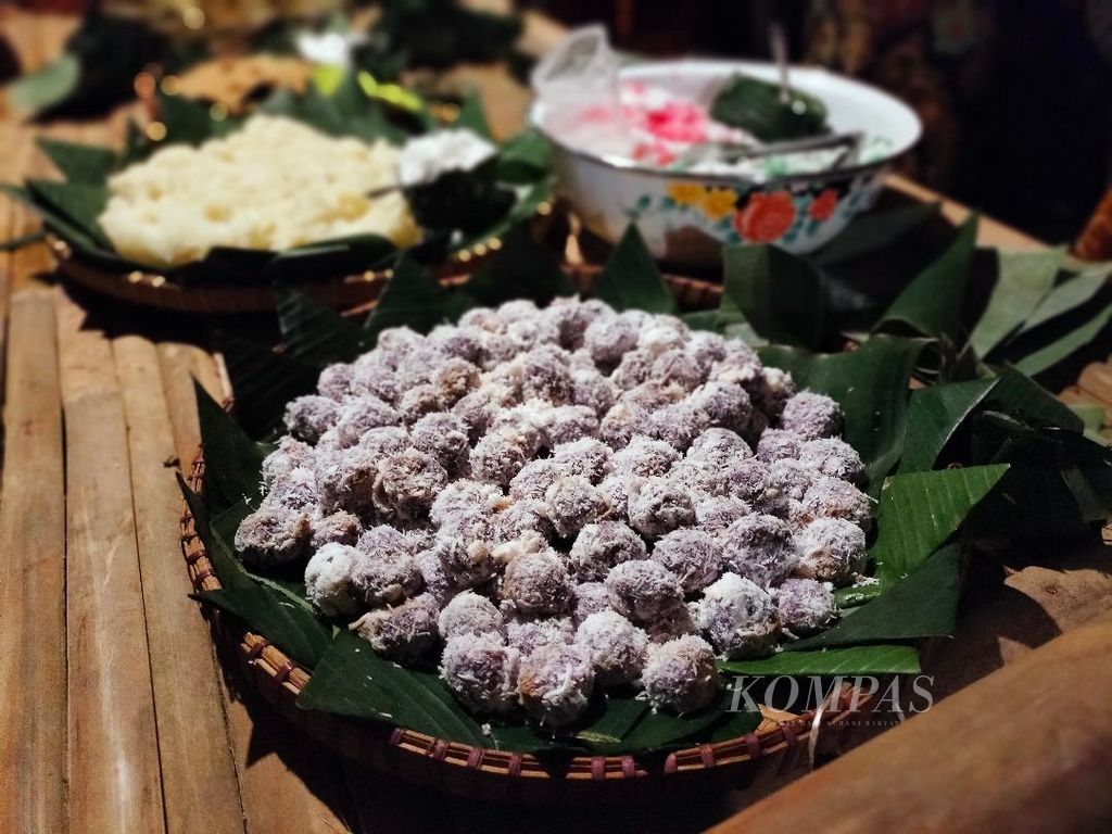 Warga masyarakat Desa Giritengah, Magelang, Jateng, berkreasi membuat makanan tradisional klepon dengan bahan ubi ungu, seperti ditampilkan dalam Festival Kampung Tani, Sabtu (2/12/2023).