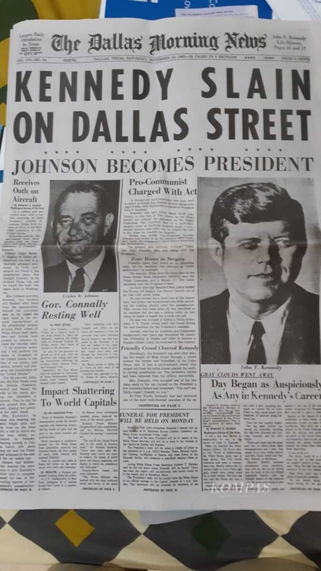 Berita tentang pembunuhan John Kennedy di salah satu media cetak.