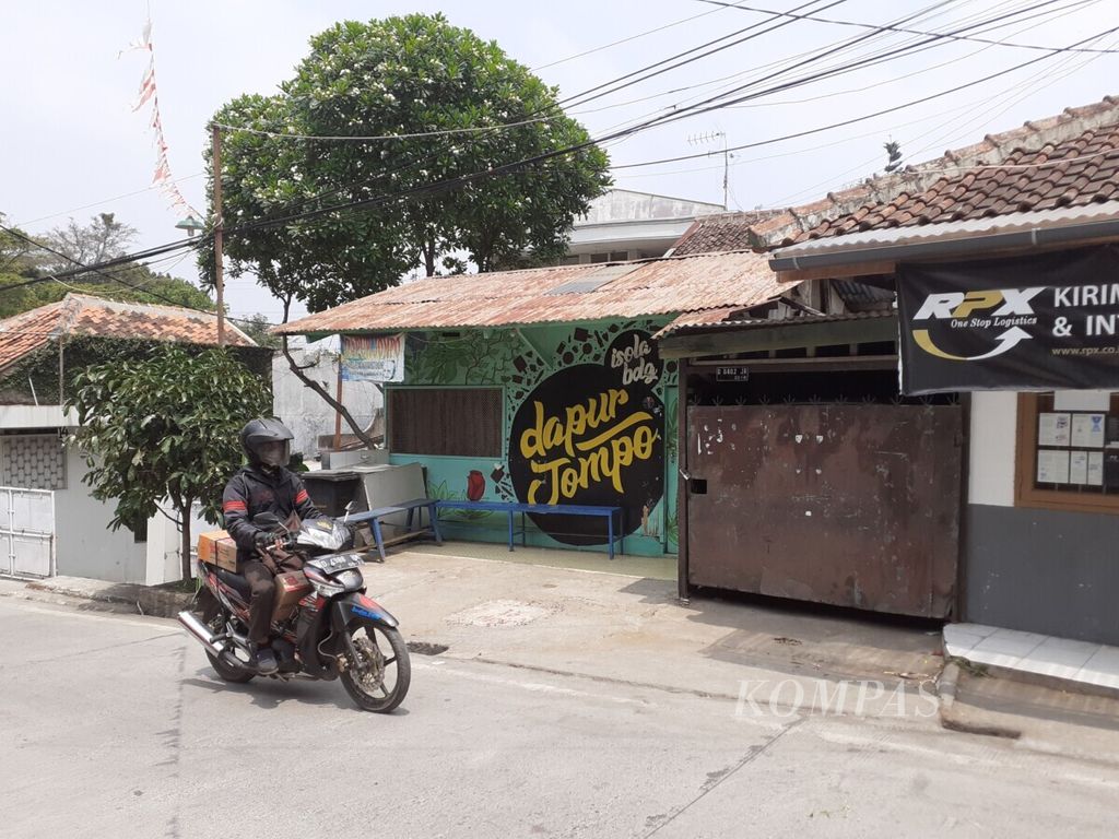 Dapur Jompo yang didirikan oleh kedermawanan Presiden Ketiga RI BJ Habibie sejak tahun 1982 masih beraktivitas sampai sekarang di Kelurahan Isola, Kecamatan Sukasari, Kota Bandung, Jawa Barat, Selasa (17/9/2019).