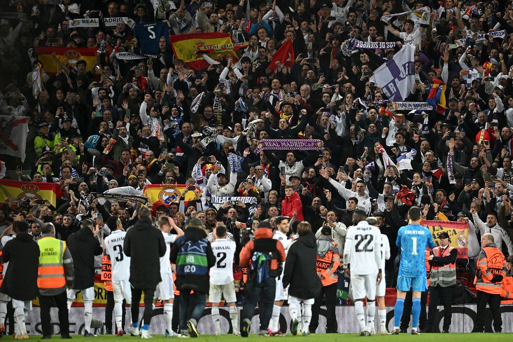 Pemain Real Madrid membalas sambutan penonton seusai laga pertama 16 besar Liga Champions Eropa antara Liverpool dan Real Madrid di Stadion Anfield, Liverpool, Inggris, Rabu (22/2/2023) dini hari WIB. 