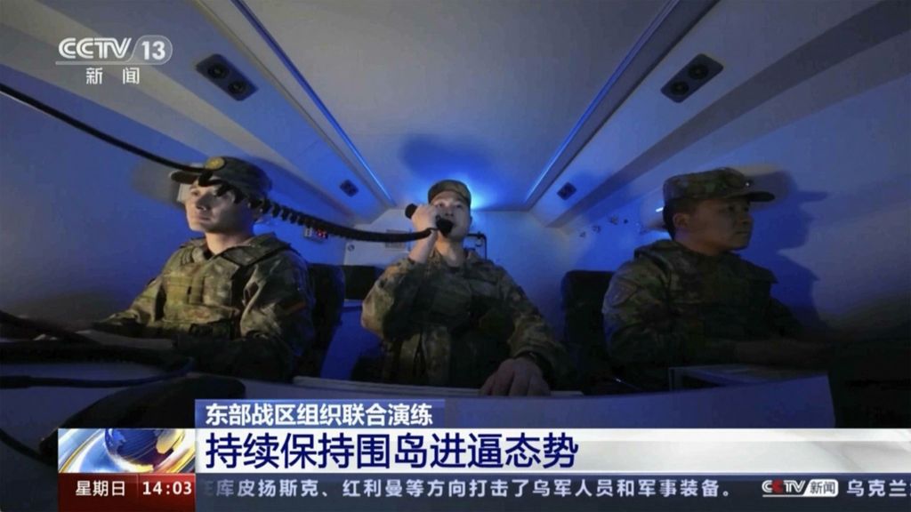 Dalam gambar yang diambil dari rekaman video CCTV China, Minggu (9/4/2023), tentara bermanuver di dalam pusat komando peluncuran rudal balistik selama latihan militer di lokasi yang tidak ditentukan di China. 