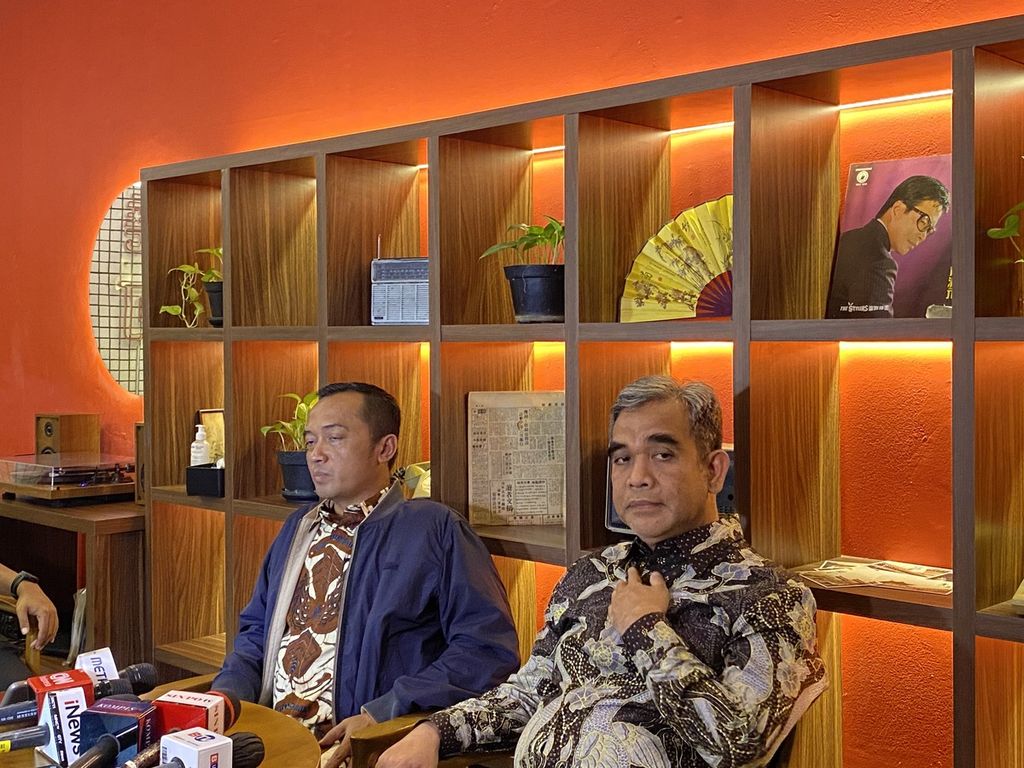Sekretaris Jenderal Gerindra Ahmad Muzani (kanan) saat ditemui di Jakarta, Senin (16/1/2023)