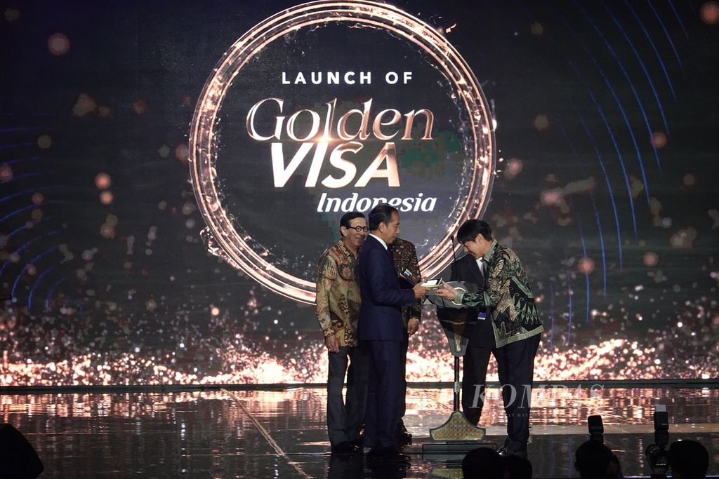 Pelatih timnas Indonesia Shin Tae-yong secara simbolis memperoleh Golden Visa yang diserahkan oleh Presiden Joko Widodo pada acara peluncuran Golden Visa di Jakarta, Kamis (25/7/2024).