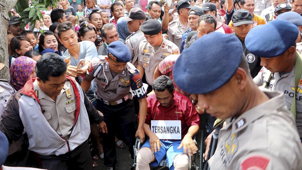 Sekitar 1.000 warga meneriaki tiga tersangka pembunuhan satu keluarga saat reka ulang di Kelurahan Mabar, Kecamatan Medan Deli, Medan, Sumatera Utara, Senin (8/5). Lima orang tewas dalam pembunuhan itu.