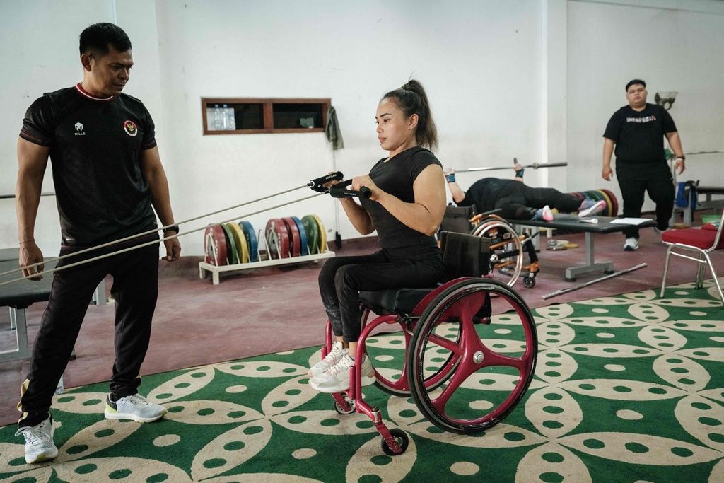 Foto yang diambil pada 31 Juli 2024 ini, atlet angkat berat Indonesia, Ni Nengah Widiasih (tengah), berlatih di Surakarta, Jawa Tengah, menjelang tampil di Paralimpiade Paris 2024. 