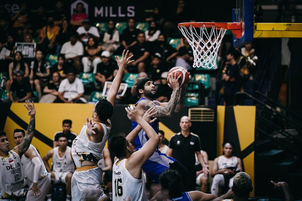 <i>Forward </i>asing Prawira Harum Bandung, Brandone Francis, menerobos pertahanan Dewa United Banten dalam gim 1 semifinal IBL 2023 di Sritex Arena, Surakarta, Kamis (13/7/2023). Francis tampil dominan dengan 29 poin dan 7 <i>rebound</i> untuk mengantar Prawira menang 83-74. 