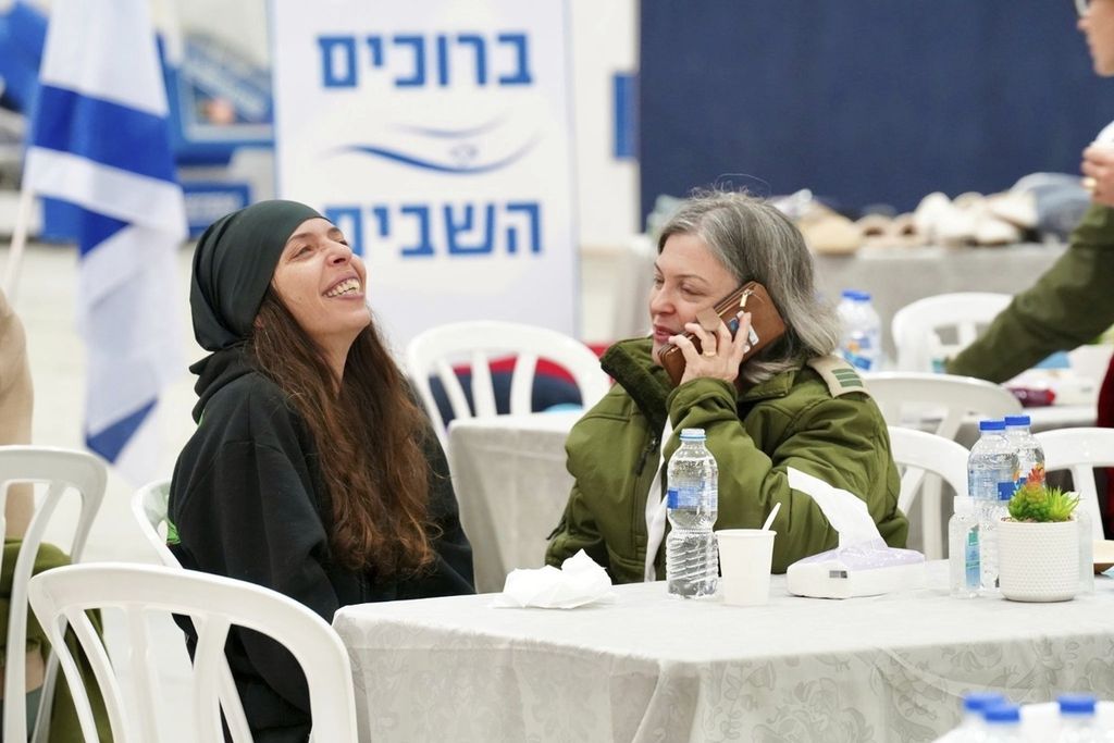 Foto yang dirilis oleh IDF Israel, Kamis (30/11/2023), memperlihatkan Moran Stela Yanai (kiri), warga Israel yang ditahan Kelompok Hamas, tertawa lepas ditemani oleh pendampingnya di markas militer Hatzerim, Israel. 