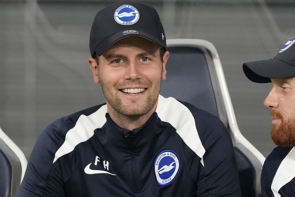 Manajer Brighton Fabian Hurzeler saat laga pramusim melawan Kashima Antlers di Tokyo, Jepang, Rabu (24/7/2024). Manajer termuda dalam sejarah Liga Primer itu mengawali kariernya di Inggris dengan kemenangan 3-0 atas Everton, Sabtu (17/8/2024).