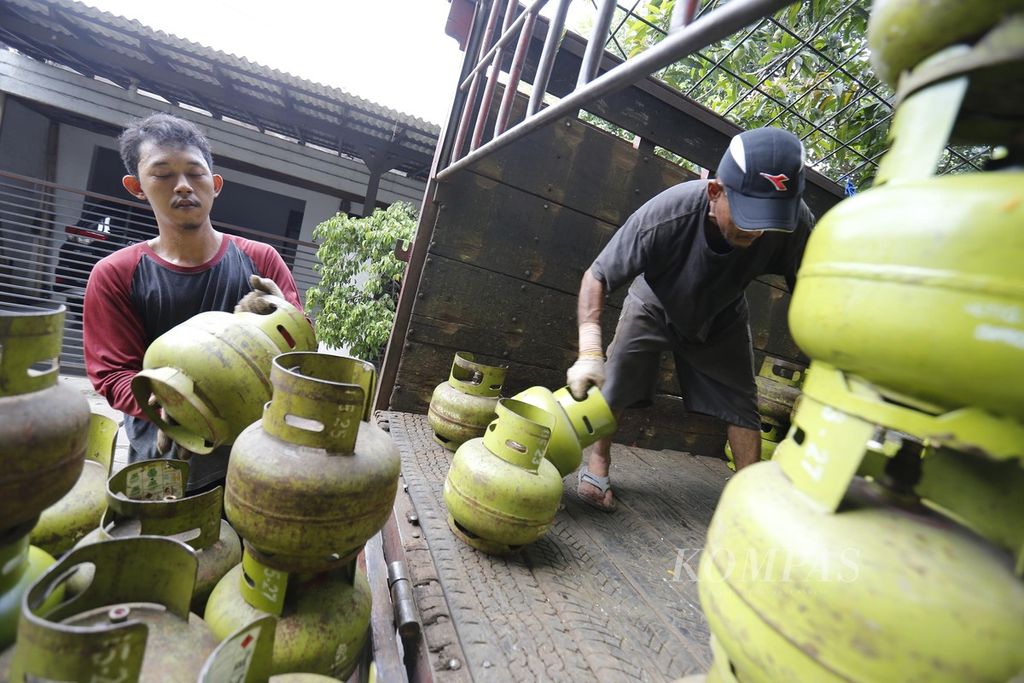 Pekerja membongkar muat elpiji bersubsidi ukuran 3 kilogram di agen penjualan elpiji di kawasan Karet Tengsin, Tanah Abang, Jakarta, Senin (15/5/2023). 
