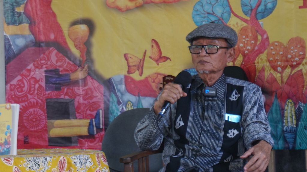 Penyair Madura, KH Zawawi Imron, dalam orasi budaya untuk peluncuran buku kumpulan puisi <i>Rupa Cinta</i> karya Perempuan Penulis Padma (Perlima) dan pembukaan pameran lukisan karya Yoes Wibowo di Art Lab Lounge, Surabaya, Jawa Timur, Sabtu (14/1/2023).