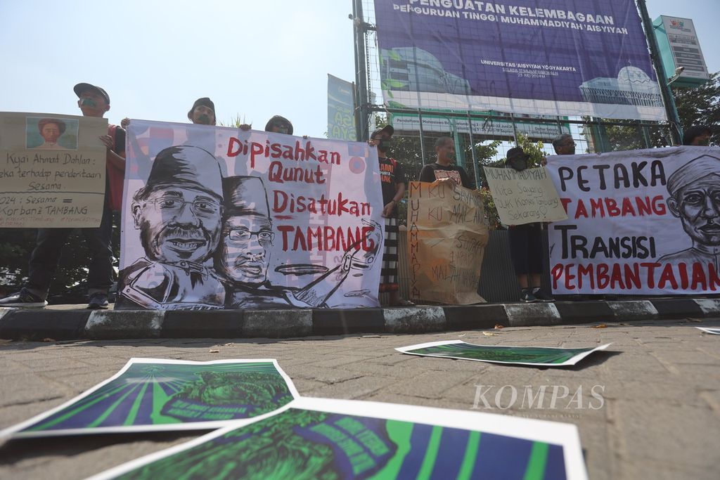 Pengunjuk rasa dari Forum Cik Ditiro menggelar aksi protes saat berlangsung kegiatan Konsolidasi Nasional Muhammadiyah di Universitas Aisyiyah, Sleman, DI Yogyakarta, Sabtu (27/7/2024). Para aktivis meminta PP Muhammadiyah menolak tawaran konsesi tambang dari pemerintah.