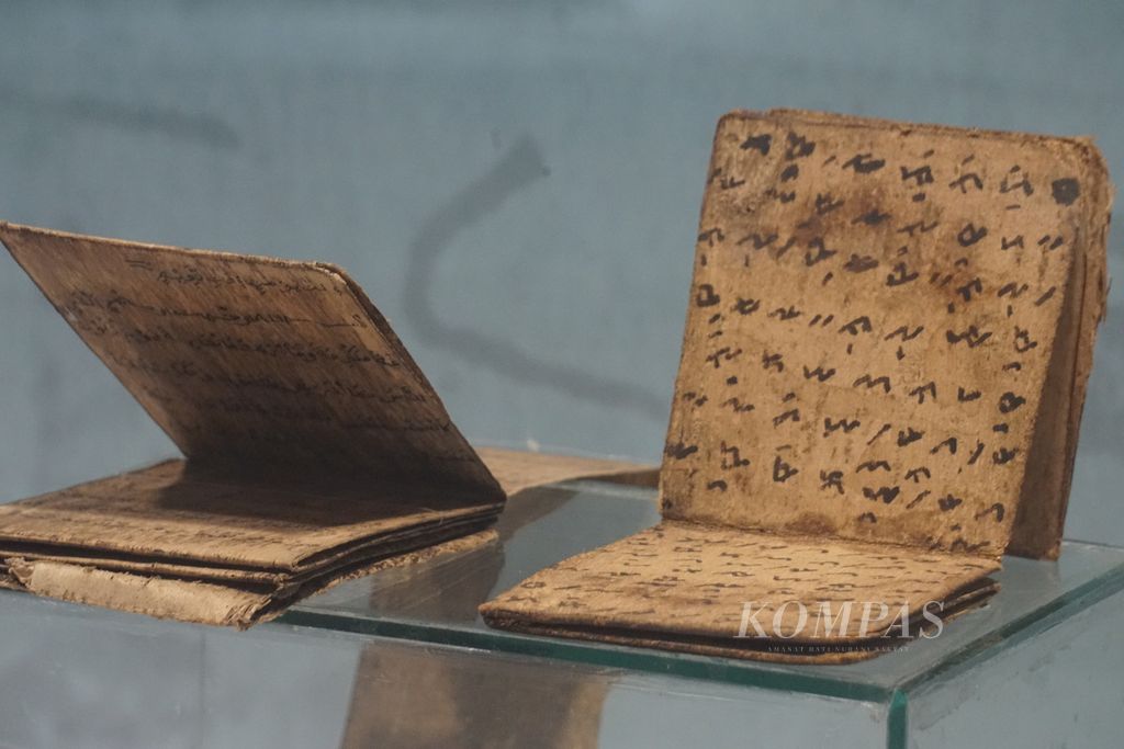 Salah satu koleksi naskah kuno Lampung dipajang di ruang pamer Museum Lampung, Kota Bandar Lampung, Kamis (4/2/2021), Saat ini, museum tersebut memiliki 43 koleksi naskah kuno Lampung.