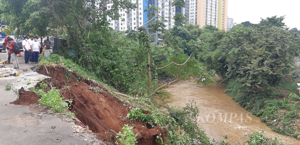 Kondisi lokasi longsor di pinggir akses masuk ke Apartemen Riverside, Pengadegan, Pancoran, Jakarta Selatan, Selasa (12/4/2022). Longsor di pinggir Sungai Ciliwung itu terjadi pada Senin (11/4/2022) sore saat hujan turun.