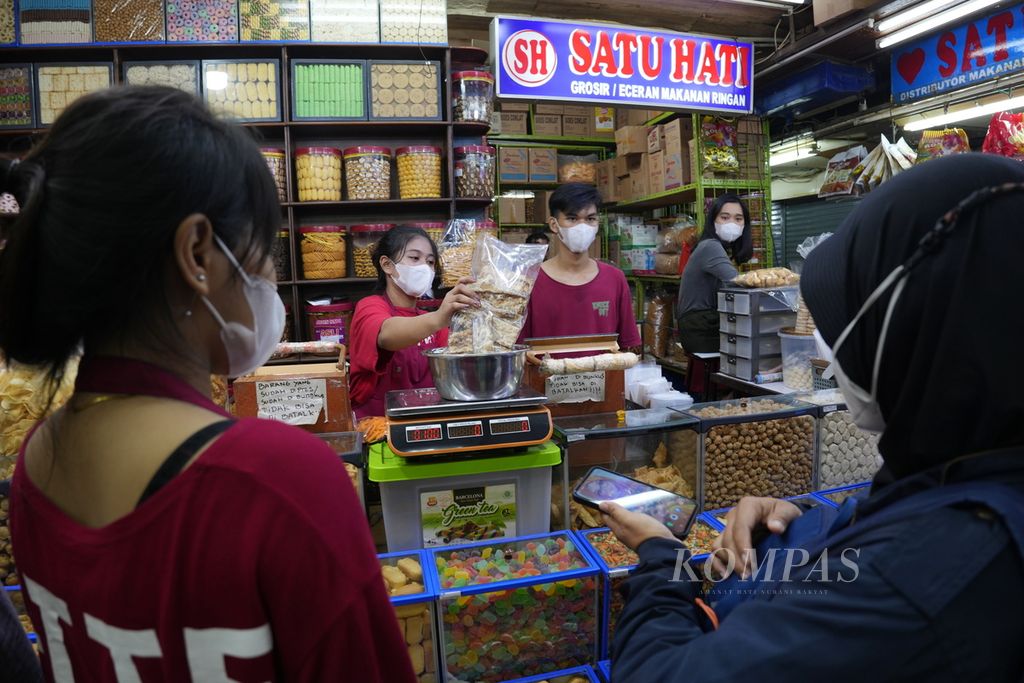 Aktivitas penjualan kue kering untuk Lebaran di Pasar Jatinegara, Jakarta Timur, Senin (18/3/2024).