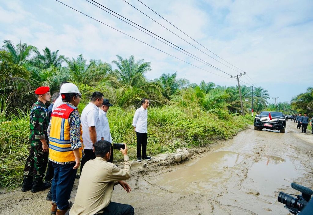 Presiden Joko Widodo meninjau jalan kabupaten yang rusak parah di Desa Sialang Taji, Kecamatan Kualuh Selatan, Kabupaten Labuhanbatu Utara, Sumatera Utara, Rabu (17/5/2023).