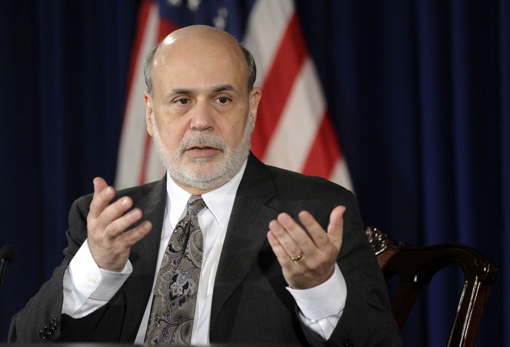 Ben S Bernanke saat berbicara dalam sebuah konferensi pers di the Federal Reserve , Washington, 18 Desember 2013. 