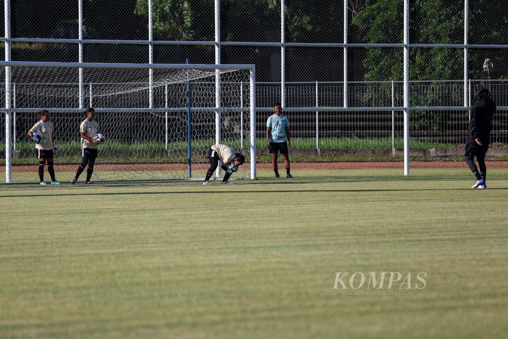 The Indonesian U-17 women's team goalkeepers practice catching the ball at the Ngurah Rai Stadium, Denpasar, Bali, Tuesday (7/5/2024).