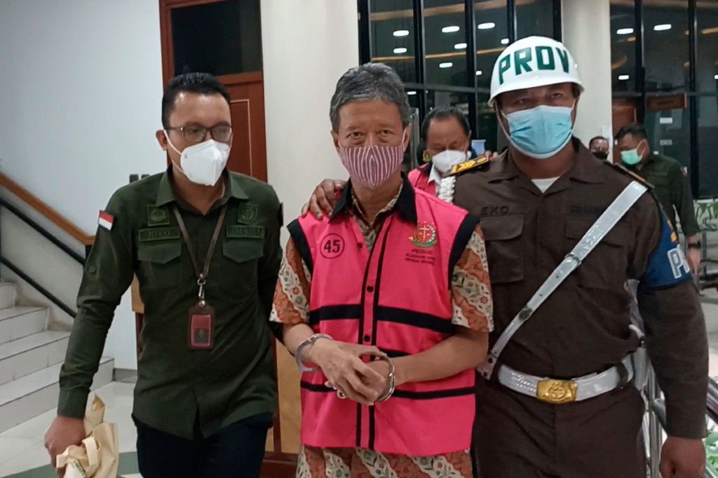 Tersangka kasus dugaan korupsi pengadaan pesawat di PT Garuda Indonesia (Persero) Tbk setelah ditetapkan sebagai tersangka dibawa menuju rumah tahanan, Kamis (24/2/2022).