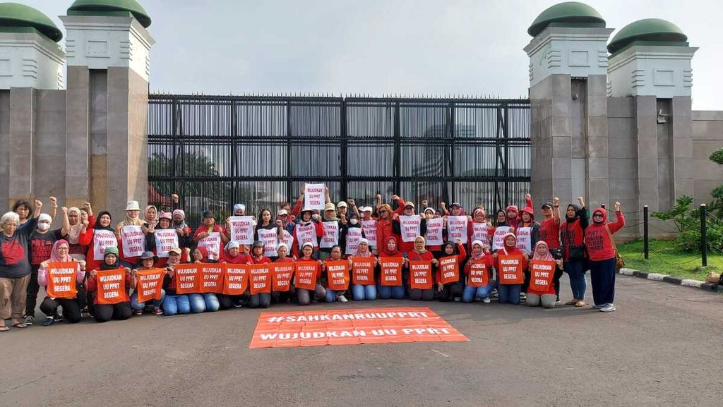 Pekerja rumah tangga  yang tergabung dalam JALA PRT dan sejumlah aktivis pendukung RUU PPRT, menggelar Peringatan Hari PRT Internasional di depan gerbang kompleks parlemen Senayan, Minggu (16/6/2024).